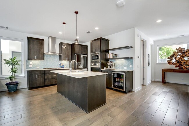 Building Photo - South Austin 3x3.5 Townhome @Bluebonnet Lane
