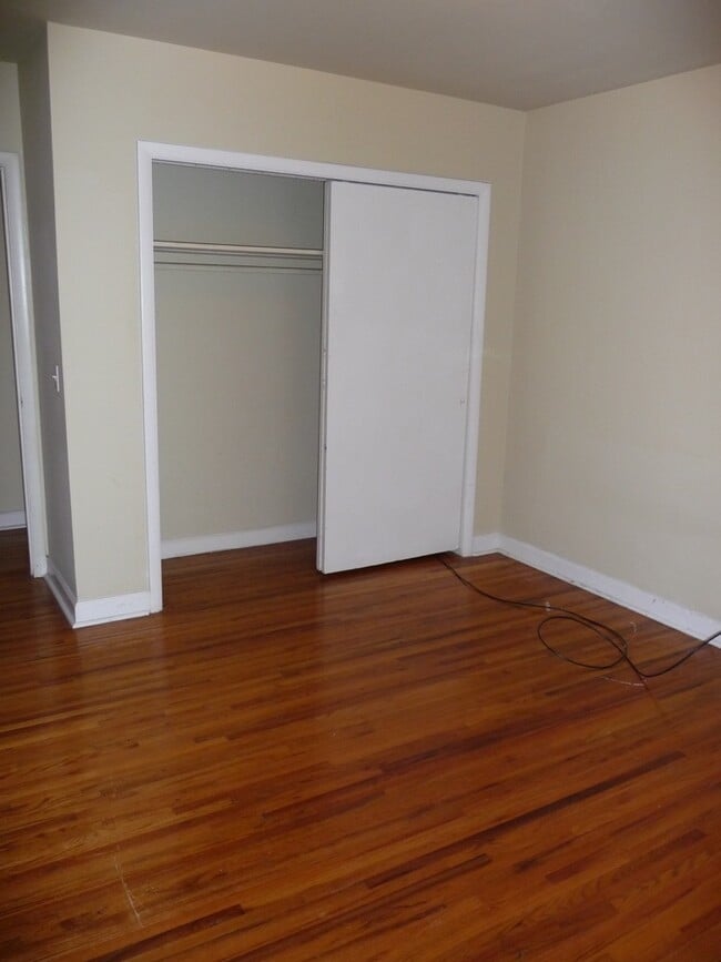 Building Photo - 246 White Bridge Rd