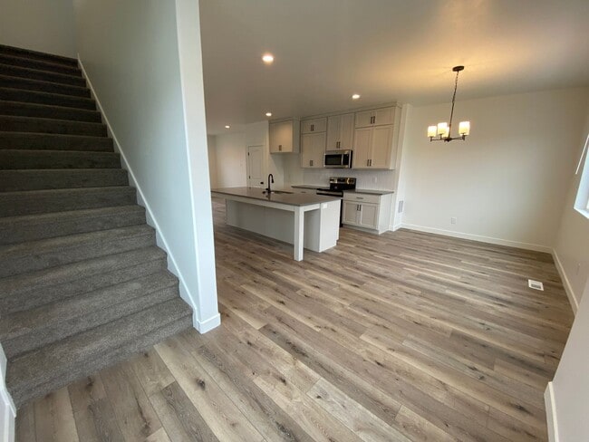 Building Photo - Beautiful Newer Rockwell Ranch Townhome (End Unit)