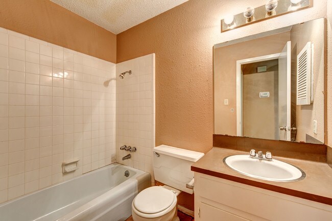 Building Photo - 1430 Redbud Cove