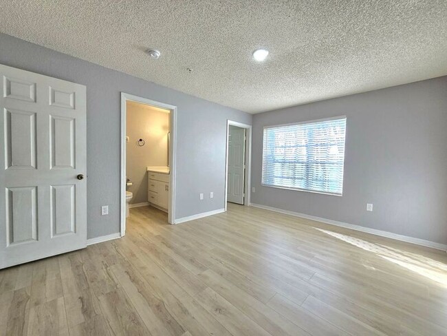 Building Photo - 4240 Summer Landing Dr