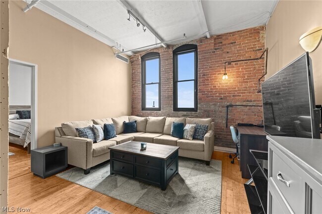 Building Photo - 1133 W 9th St