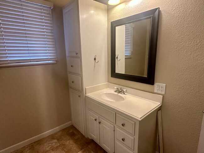 Building Photo - Spacious 4 bed 3 bath home!