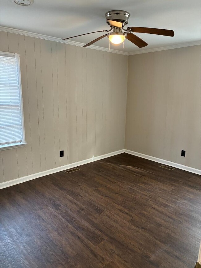 Building Photo - 803 Crawford St S