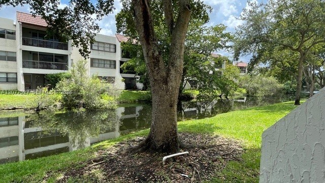 Building Photo - 100 Lakeview Dr