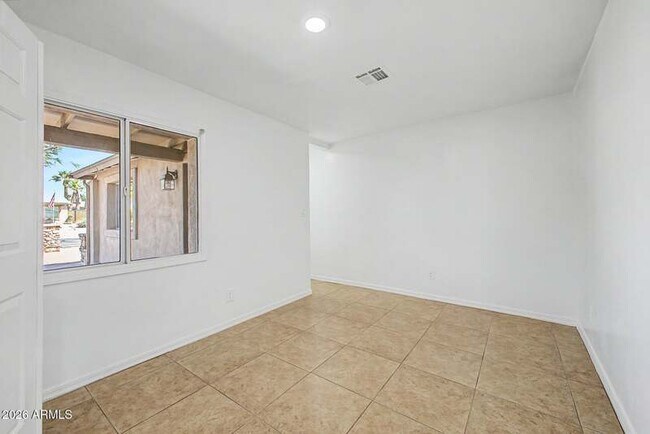 Building Photo - 2601 E Dahlia Dr