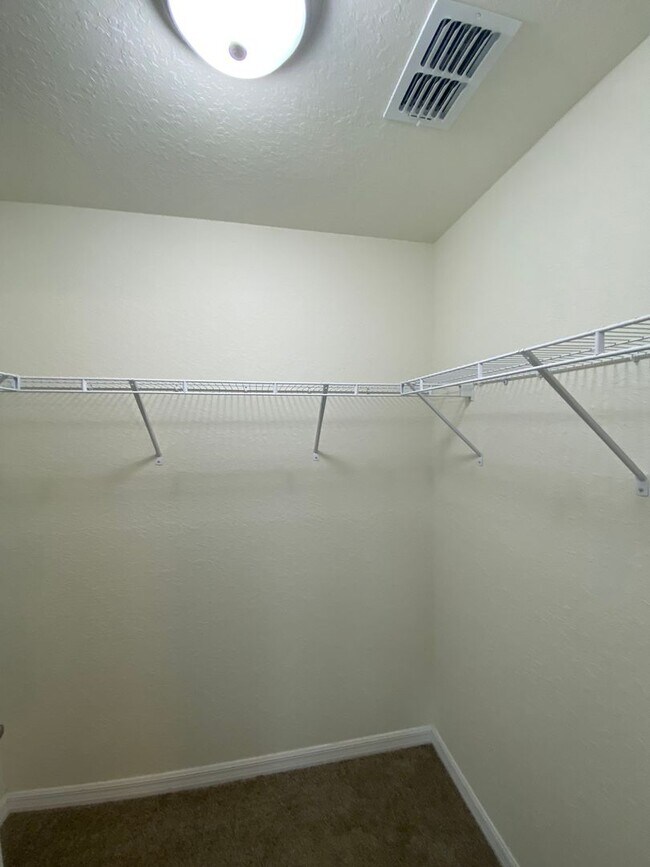 Building Photo - *** NOT AVAILABLE TO SHOW TILLL MID APRIL *** Custom Home - Desirable SE Ocala Neighborhood 3/2/2...