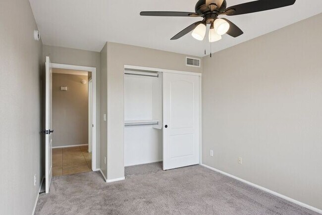 Building Photo - Very nice single level home with 4 bedrooms and 2 baths!