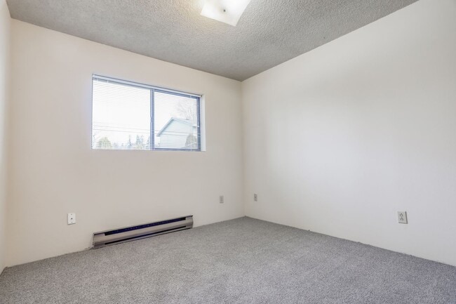 Building Photo - Great 2 Bed 1 Bath Duplex w/ New Flooring ...