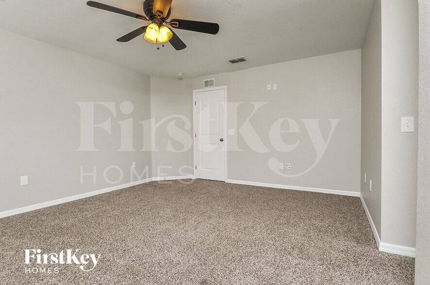 Building Photo - 5203 Ashwood Dr