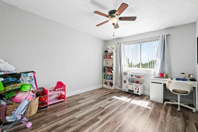 Building Photo - 2620 S University Dr