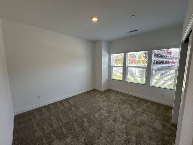 Building Photo - Lennar Home with Solar Available now for m...