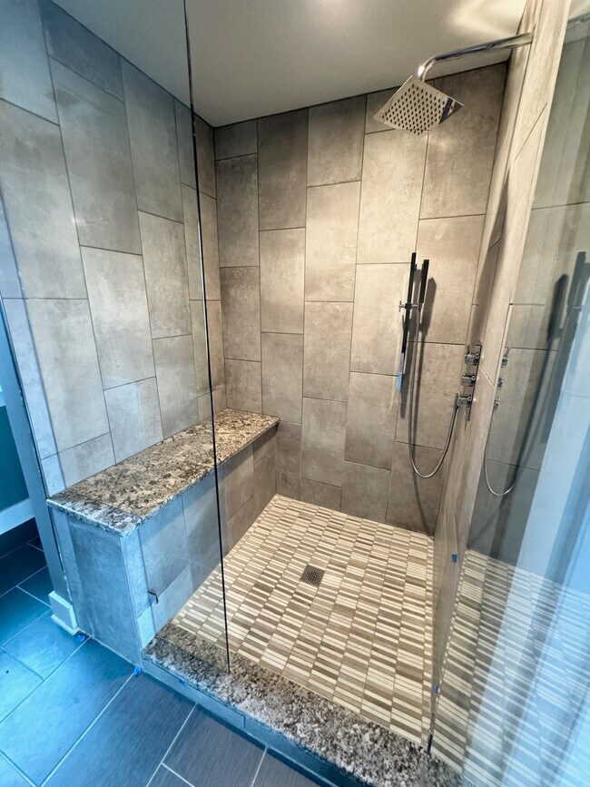 Building Photo - 3801 Lookout Dr