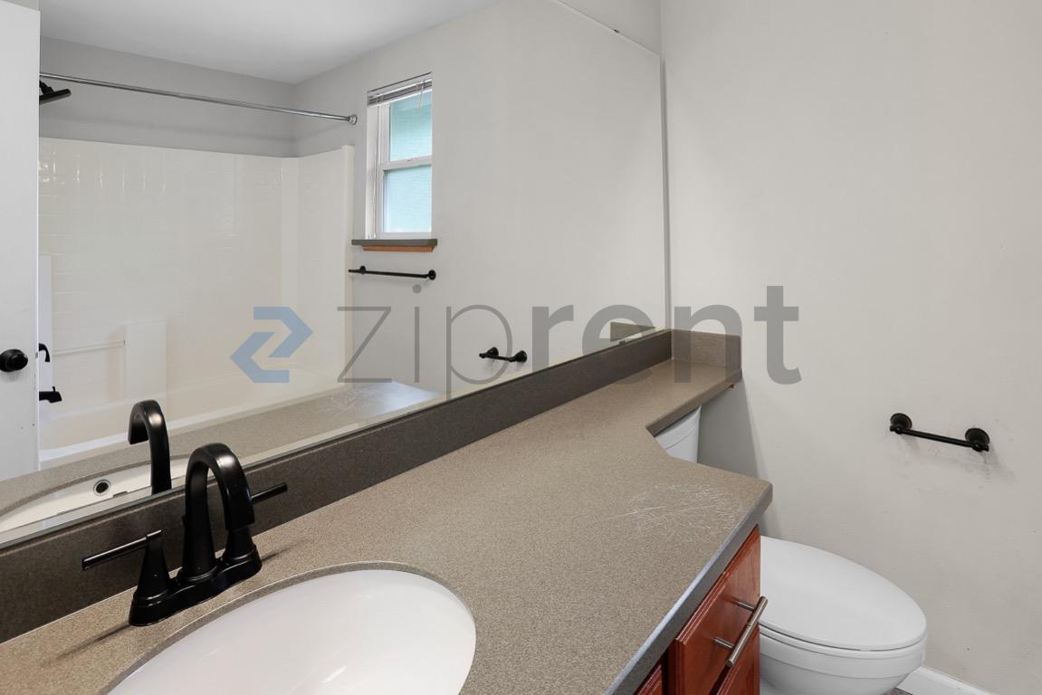 Building Photo - Unit
