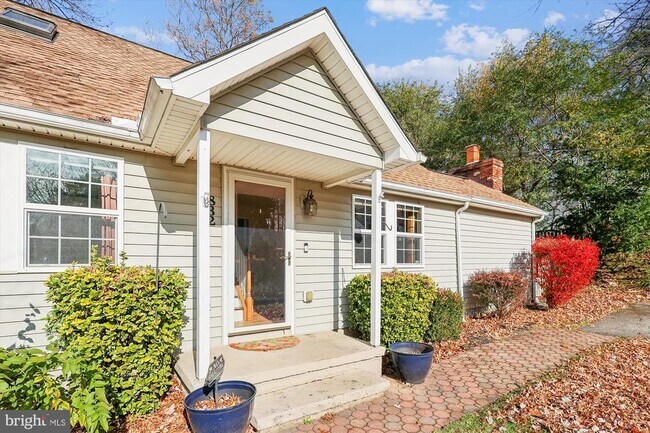 Building Photo - 832 Clifton Ave