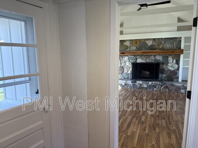 Building Photo - 12495 Oakwood Shores St