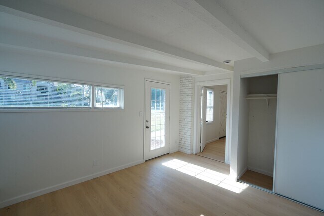 Building Photo - 1443 N Riverside Ave