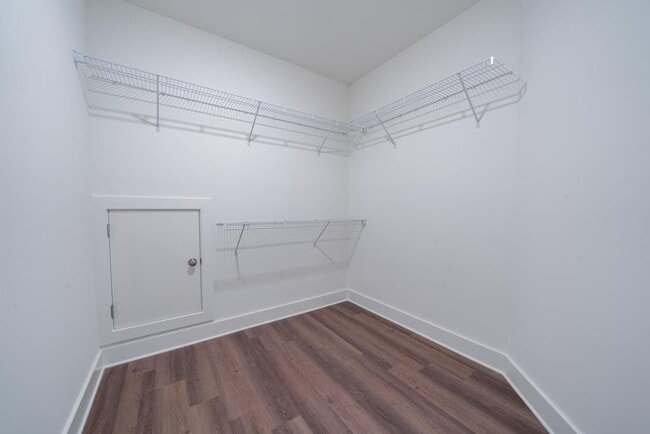 Building Photo - 2 Bedroom with Bonus Office!