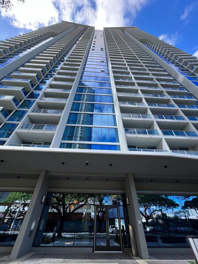 Building Photo - ** 2 BEDROOM 2 BATH** 2 covered PARKING, O...