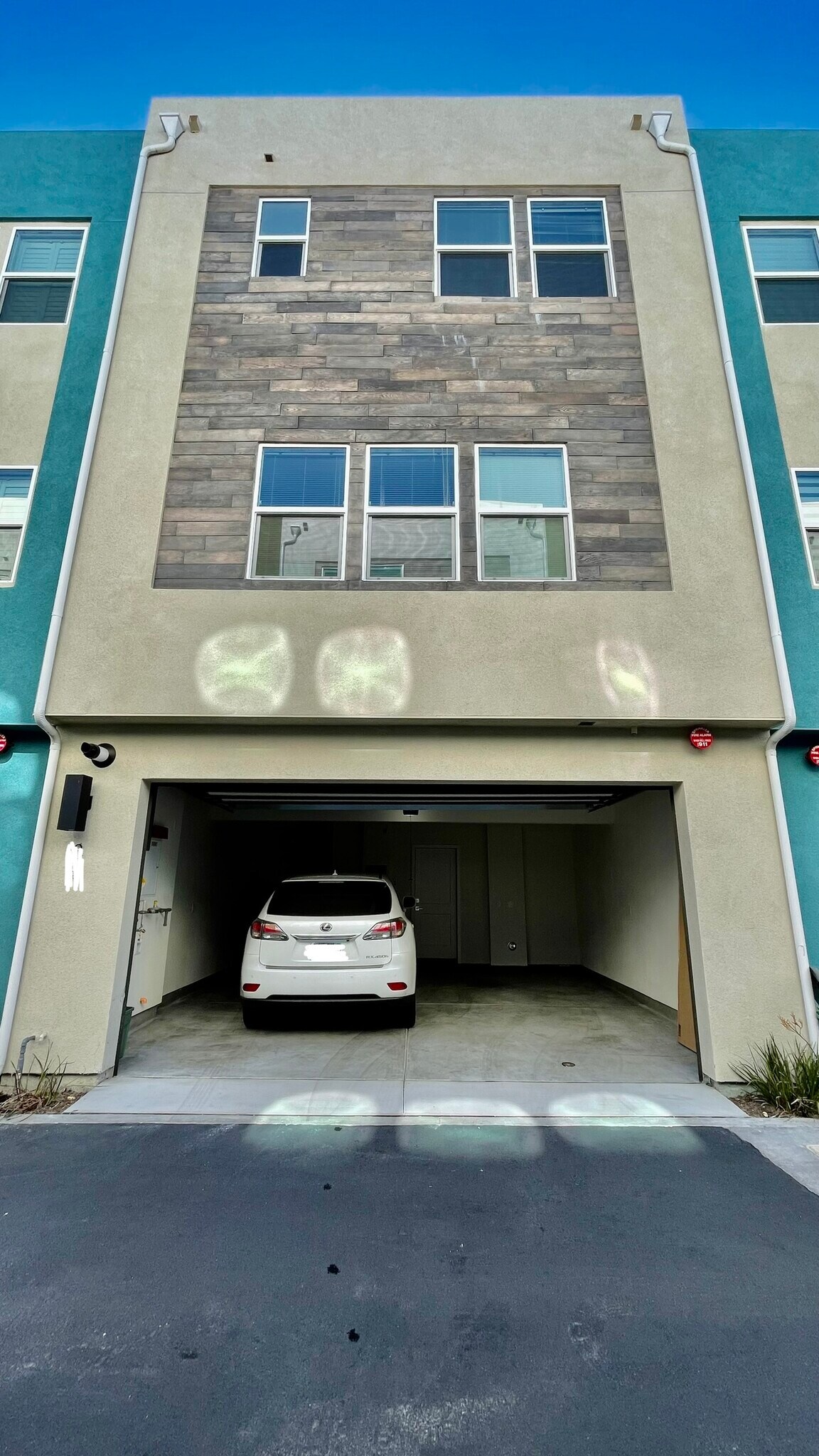 garage for 2 cars - 927 E Mason Ln
