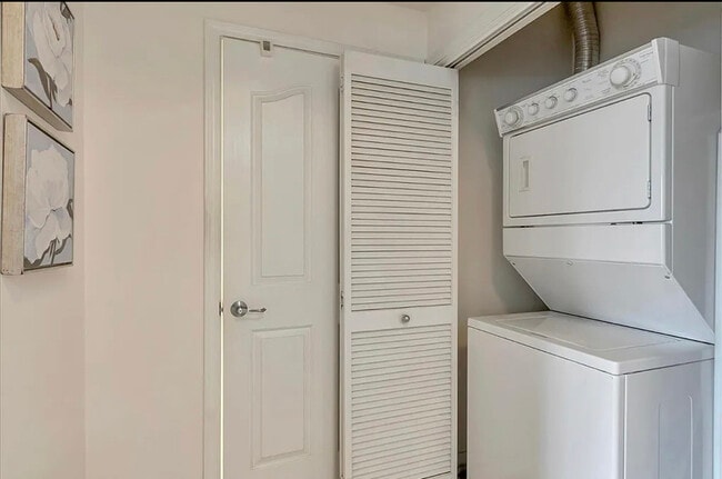 Building Photo - AMAZING ONE BEDROOM APARTMENT