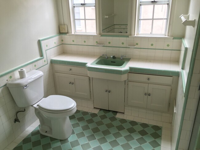 Bathroom - 1054 Masselin Ave