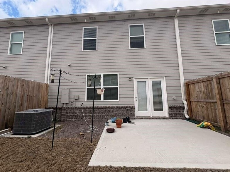 Building Photo - 2213 Blue Monarch Dr