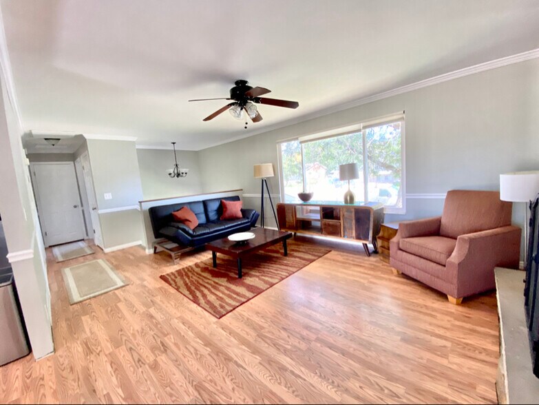 Building Photo - 11440 Sandy Creek Dr