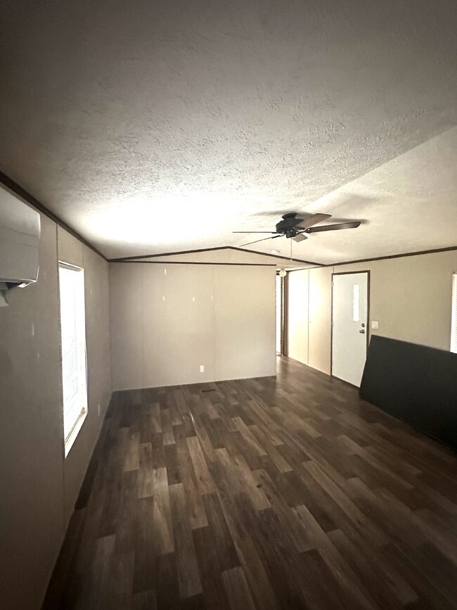 Building Photo - Large 2 Bedroom. 2 Bathroom Home For Rent ...