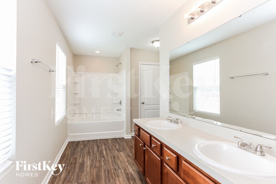 Building Photo - 6793 Sandle Dr