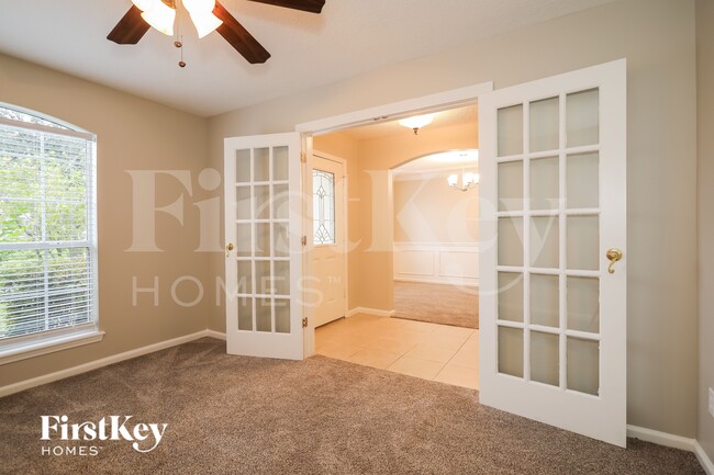 Building Photo - 2447 Royal Pointe Dr