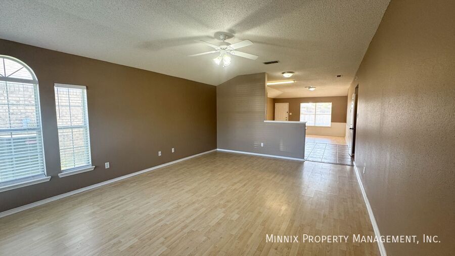 Building Photo - 525 N Iola Ave