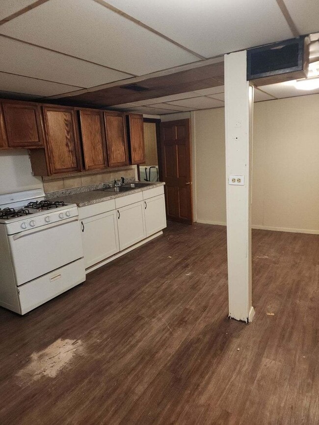 Primary Photo - 422 N Cleburn St