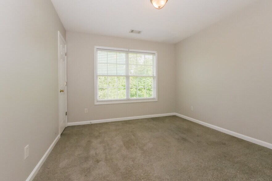 Building Photo - 440 The Gables Dr