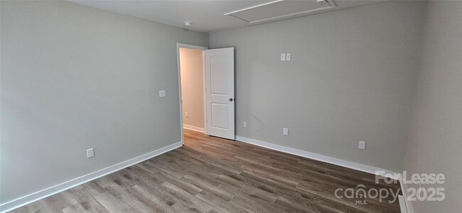 Building Photo - 1038 Albany Park Dr