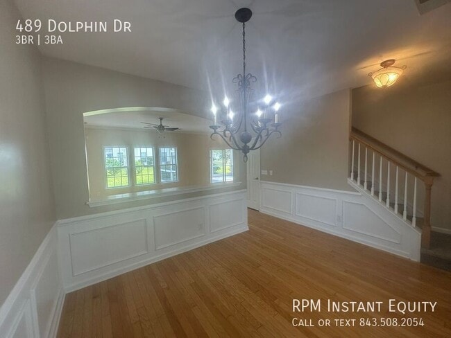 Building Photo - 489 Dolphin Dr