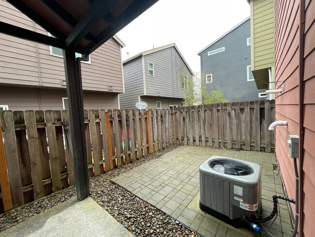 Building Photo - 3 Bedroom 2.5 Bathroom House with Bonus Room ~ Garage, A/C, includes Washer and Dryer ~ Close to ...