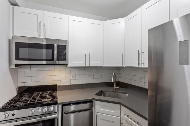 Building Photo - 1521 W Sherwin Ave