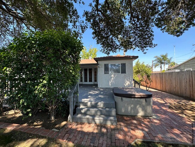 Building Photo - Two bedroom home with hardwood flooring throughout!
