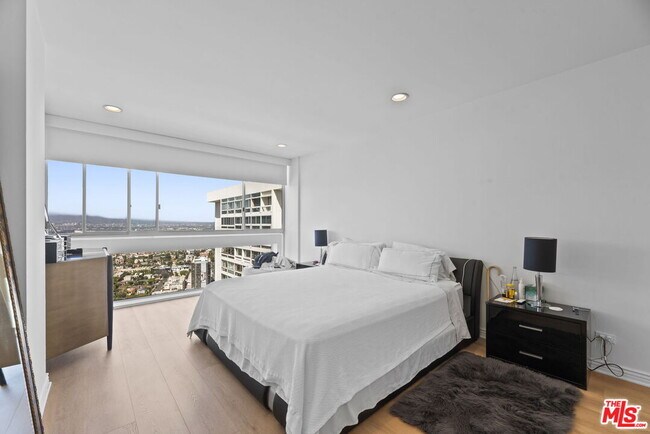 Building Photo - 2220 Ave of the Stars