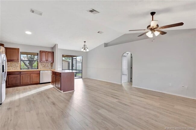 Building Photo - 252 NW Lincoln Ave