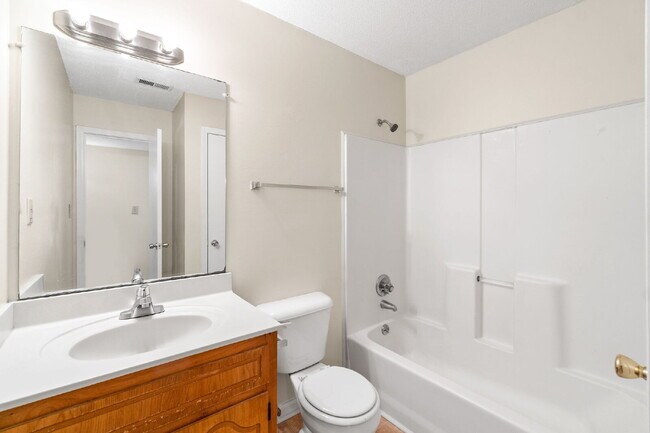 Building Photo - Spacious 2BR with Walk-In Closet, Washer/Dryer & Open Living Area