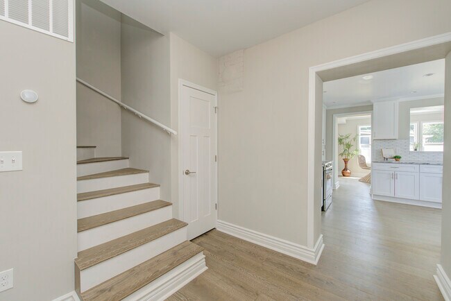 Building Photo - 701 Lincoln St