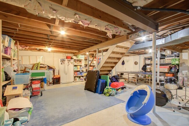 Building Photo - Cool Colonial in North Chevy Chase!
