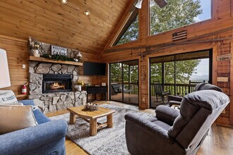 Building Photo - 120 Hummingbird Way