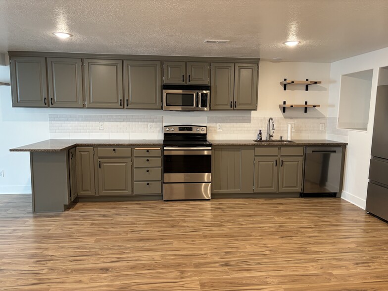 Kitchen - 188 E Bruin Dr