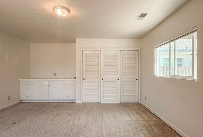 Building Photo - 569 Huntington Rd