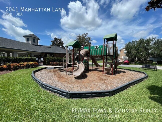 Building Photo - 2041 Manhattan Ln