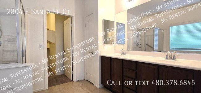 Building Photo - 2804 E Santa Fe Ct