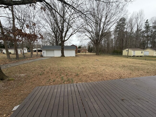 Building Photo - 2 Bedroom 2 Bath Brick rental home in Western Alamance county Fenced Yard 30x40 Garage custom Kit...